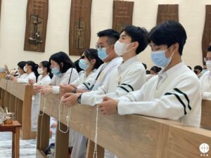 Estudiantes del Colegio Diocesano de São José en Macao, China, rezando el rosario el 18 de octubre. (ACN)