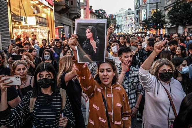 Manifestación en protesta por la muerte de Masha Amini a manos de la policía iraní. (AsiaNews)