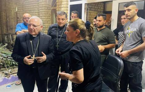 El Cardenal Sako, a la izquierda, durante la visita al campo de refugiados Virgen María. (Agencia Fides)