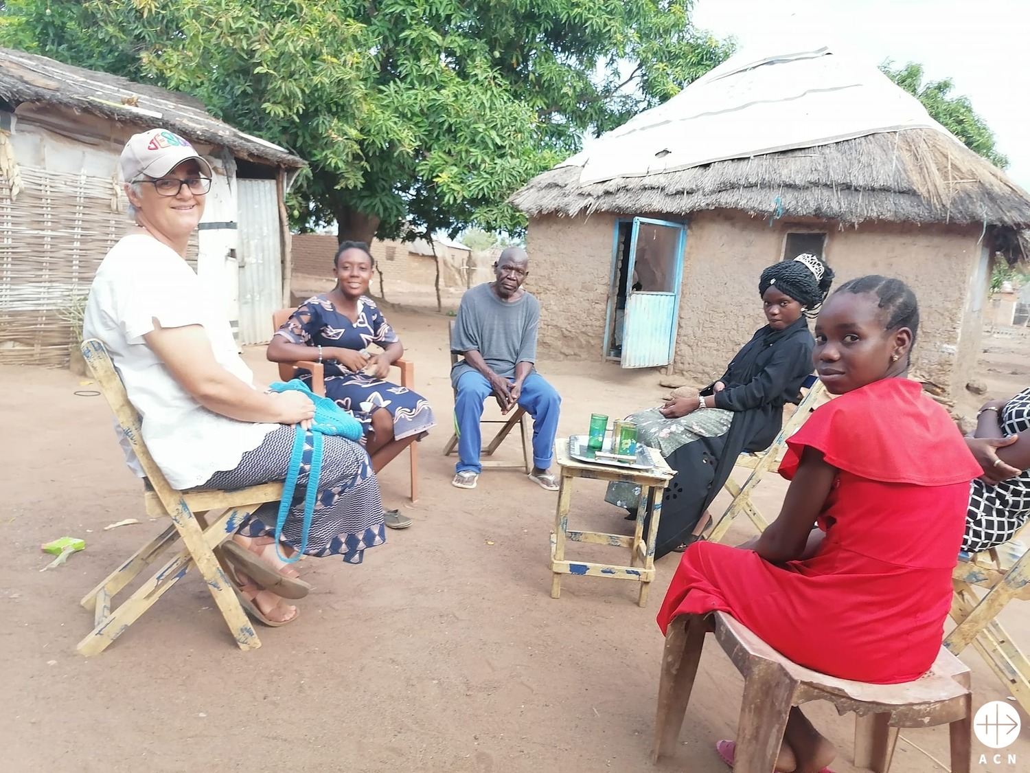 La hermana Beta Almendra, en la izquierda, con una familia de Wau, Sudán del Sur. (ACN)