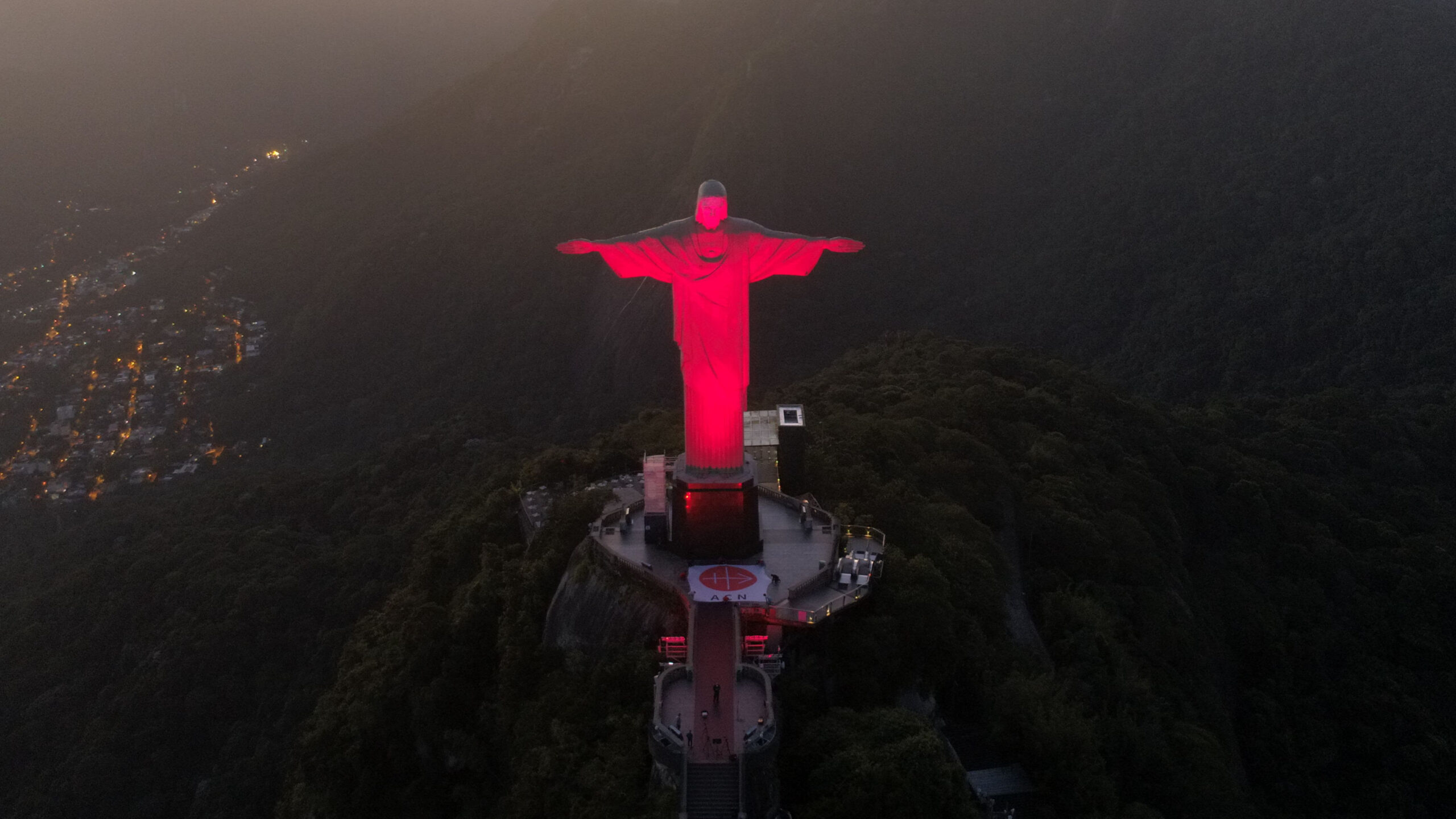 Cristo Redentor de Río de Janeiro iluminado de rojo por los cristianos perseguidos. (Créditos: Today Soluções)
