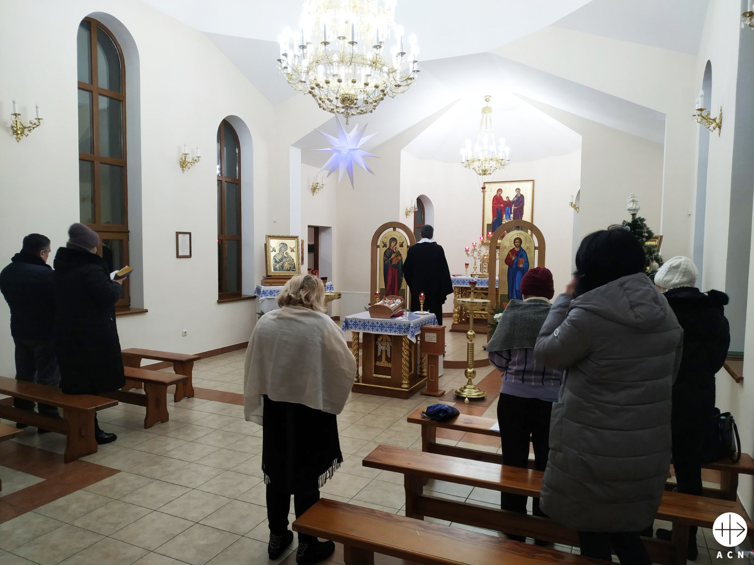 Oración por la paz en la iglesia de la Natividad de la Santísima Virgen María de Berdiansk, Ucrania. (ACN)