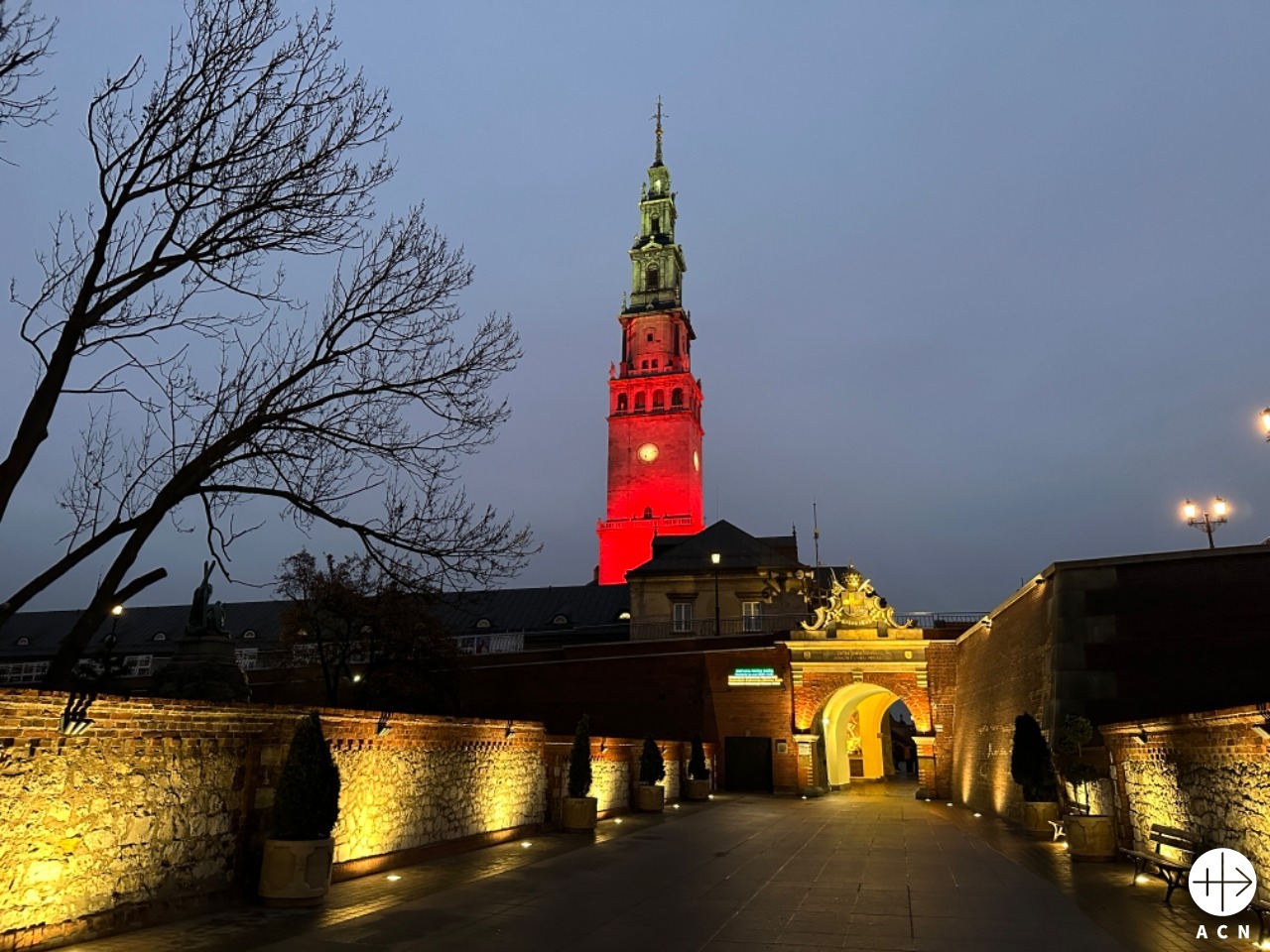 Santuario de Nuestra Señora de Czestochowa, en Polonia, iluminado de rojo. (ACN)