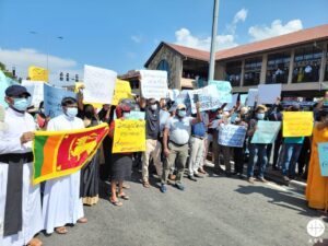 El clero protesta en Sri Lanka ante el agravamiento de la crisis económica en 2022. (ACN)