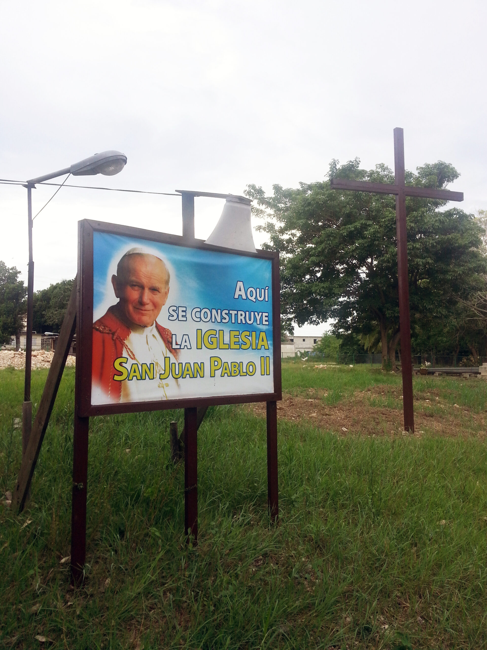 Cartel anunciando la construcción de una parroquia en honor a San Juan Pablo II en las afueras de La Habana. (ACN)