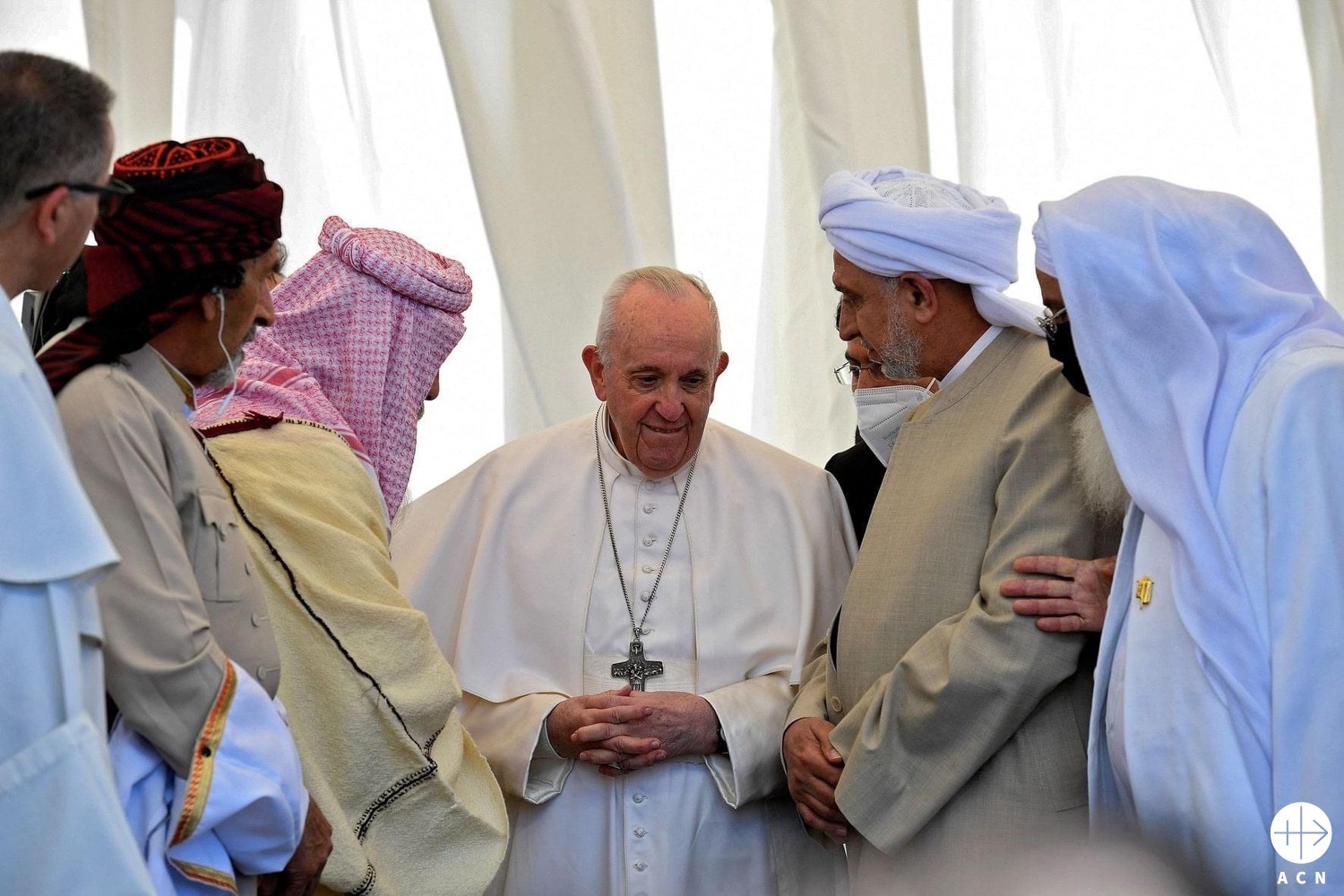 El Papa Francisco reunido con representantes de las tres religiones abrahámicas en Ur de los Caldeos, en su viaje a Irak. 2021 (ACN)