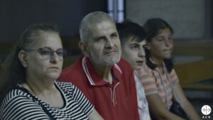 Shiraz Mourad y Krikor Yakoub, con niños en la iglesia de Nuestra Señora de la Anunciación de Alepo, Siria. (ACN)