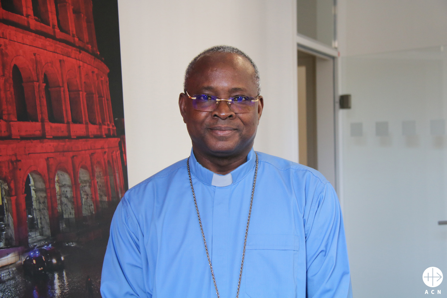 Monseñor Laurent Birfuoré Dabiré visitando la sede de ACN en Alemania. 2022. (ACN)
