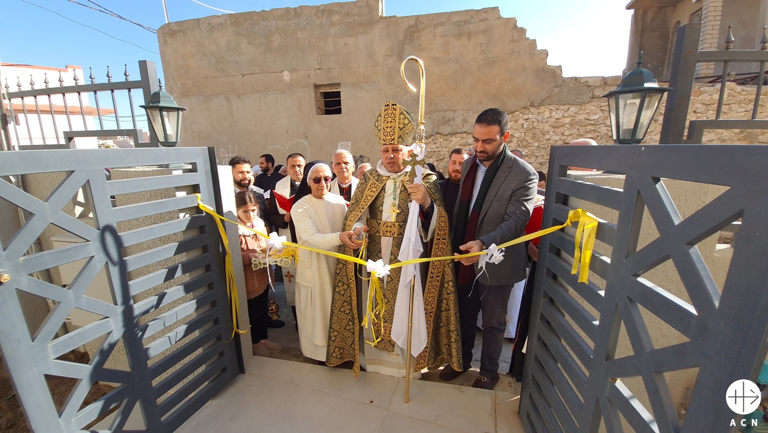 Mons. Paul Thabet, arzobispo de Alqosh, inaugura el convento de San José en Batnaya, Irak. (ACN)