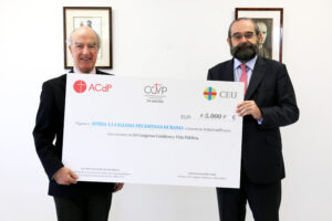 Donativo a Ayuda a la Iglesia Necesitada. De izquierda a derecha: Antonio Sainz de Vicuña y Rafael Sánchez Saus. (ACN)