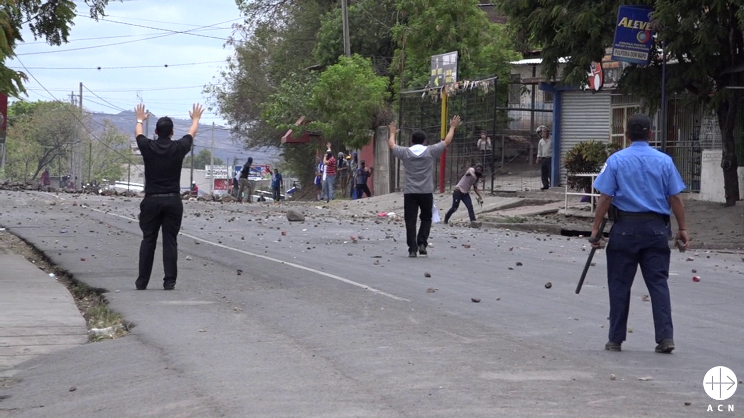 Sacerdotes tratan de mediar en las protestas de abril de 2018. (ACN)