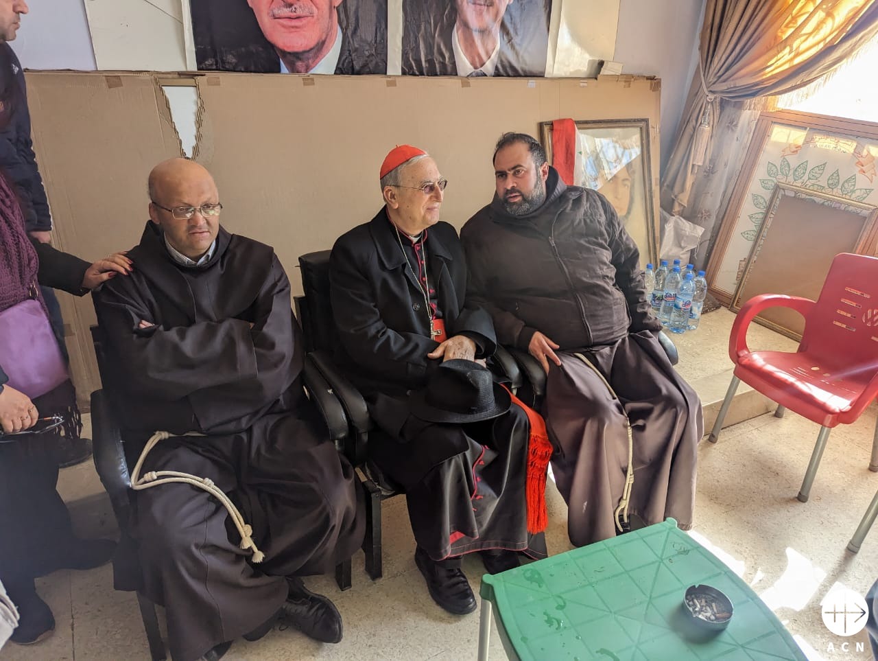 Cardenal Zenari, en el centro, durante su visita a Lattakia, Siria. (ACN)