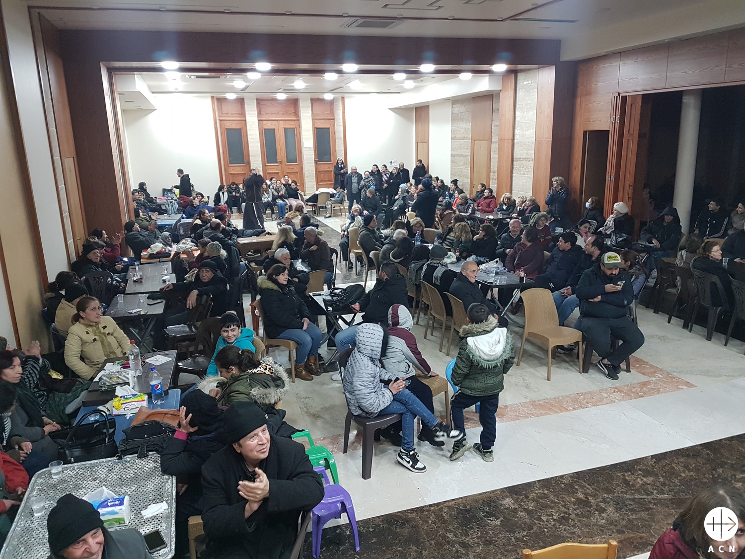 Familias acogidas en un salón parroquial de Alepo. (ACN)