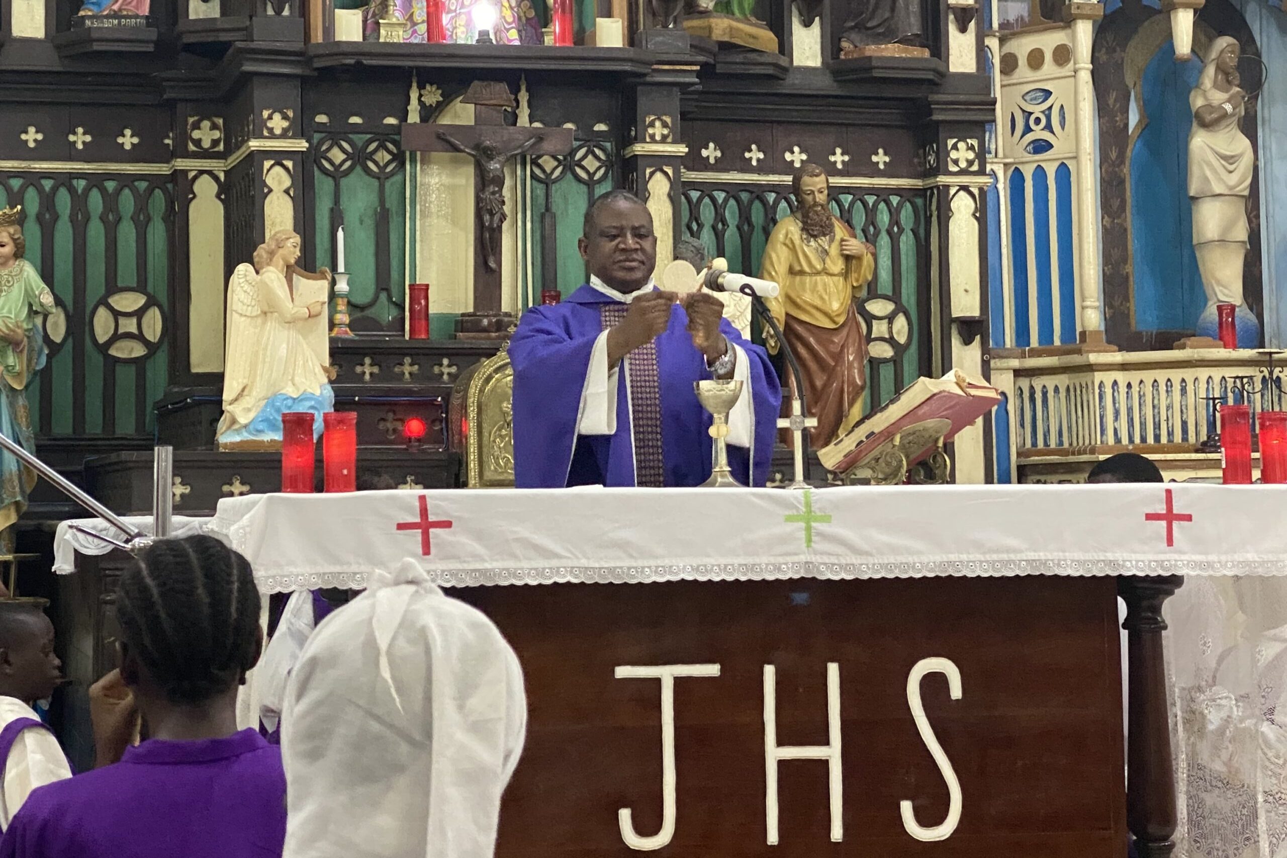 El padre Benjamín Bosepa celebrando la Misa en la parroquia Ntra. Sra. del Pilar de Sampoca, Guinea Ecuatorial. (ACN)