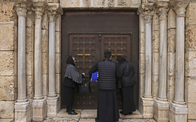 Entrada de la iglesia del Sepulcro de María, en Jerusalén. (AsiaNews)