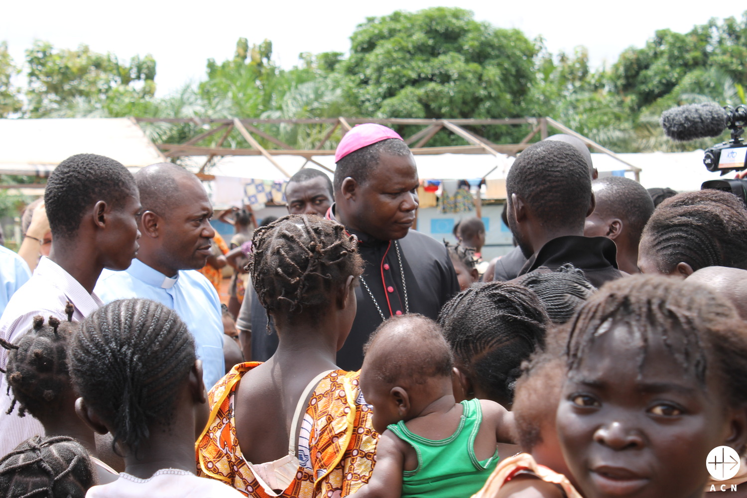 Mons. Nzapalainga con un grupo de personas en BanguI. (ACN)