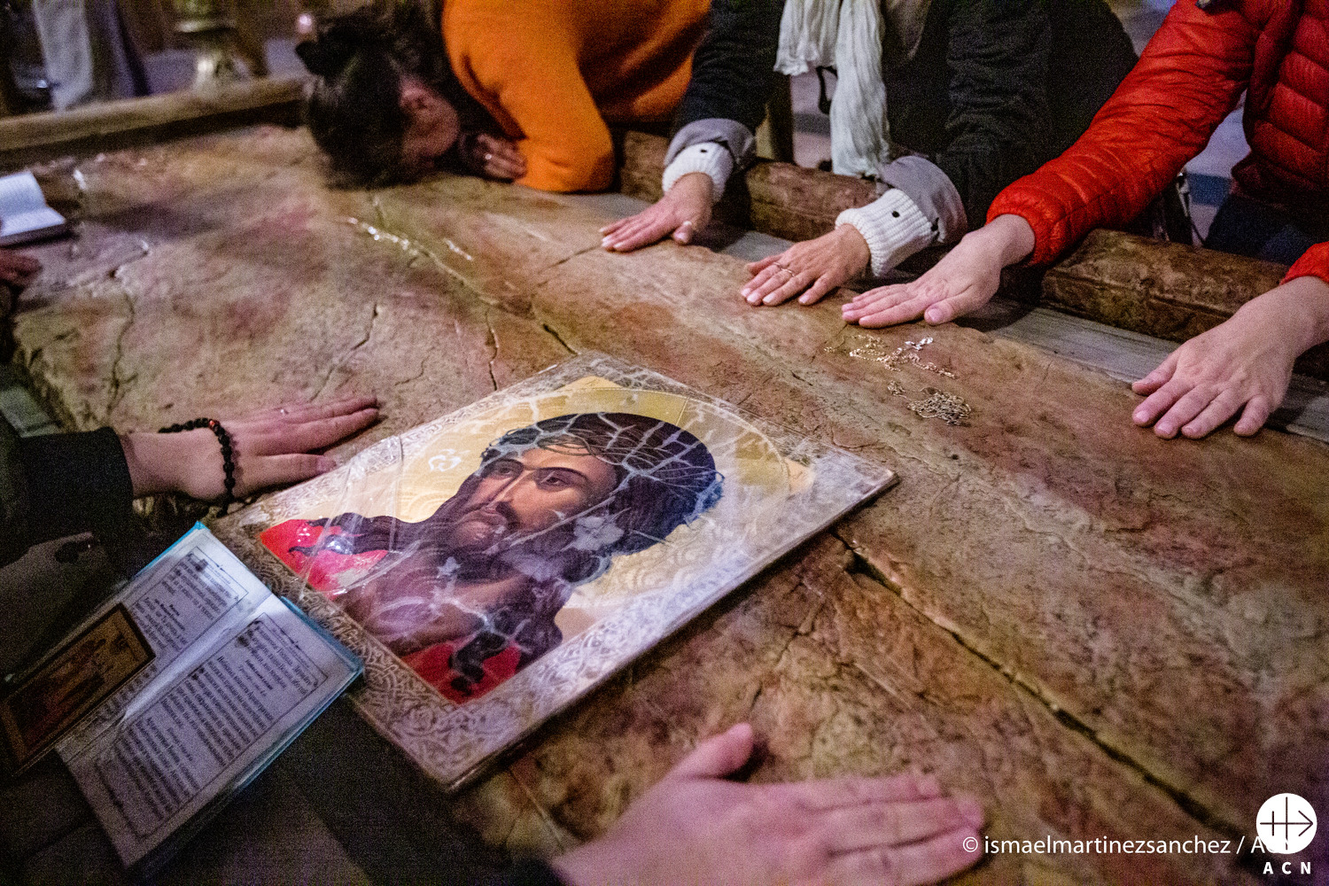 Peregrinos en el Santo Sepulcro, Jerusalén. (ACN)