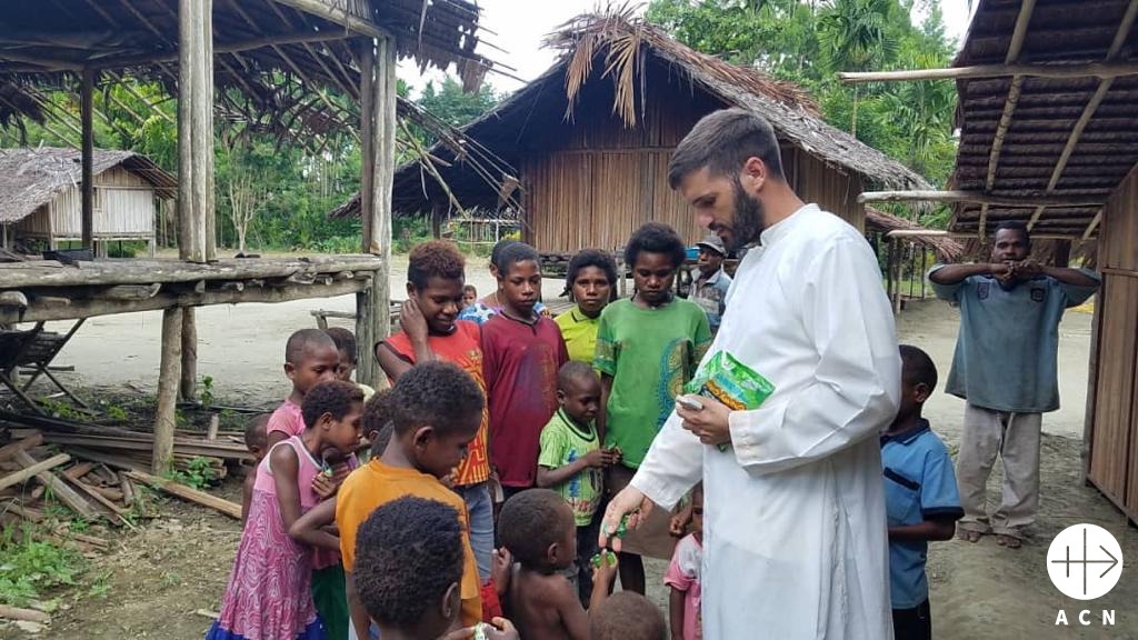 El padre Martín Prado con un grupo de niños en Vanimo, Papúa Nueva Guinea. (ACN)