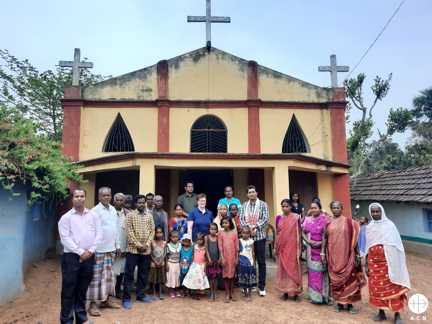 Barbara Rettig con la comunidad de la parroquia de la Virgen María en Talkhola, diócesis de Krishnagar. (ACN)