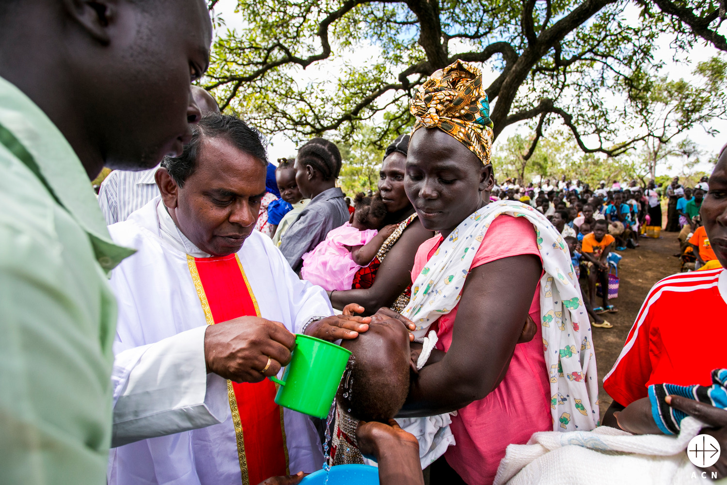 Celebración de un bautizo en el campo de refugiados de Palabek, Uganda. (ACN)