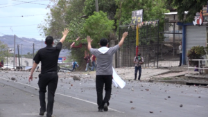 Sacerdotes tratan de mediar en las protestas de abril de 2018. (ACN)