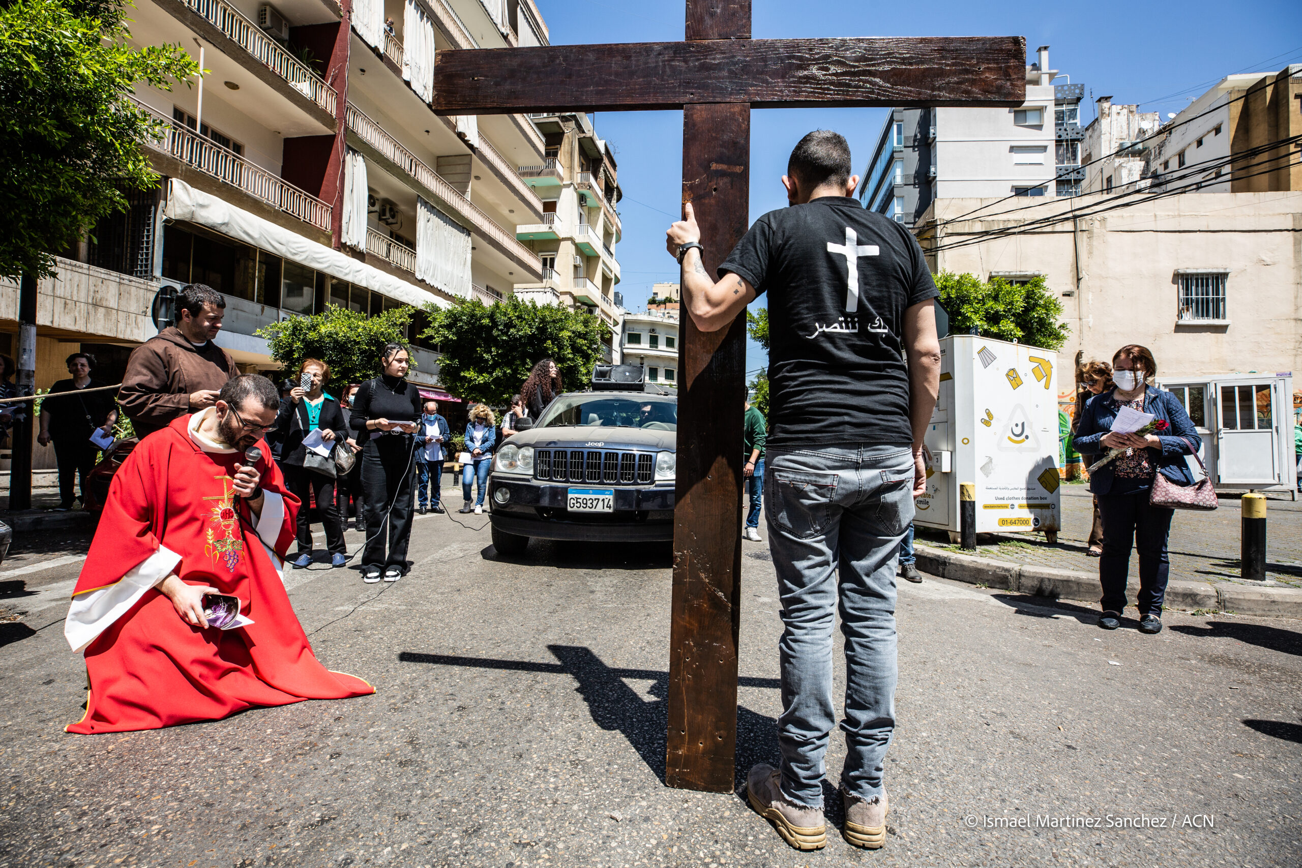 Realizan un vía crucis mientras caminan por las calles de un barrio en Beirut, Líbano. (ACN)