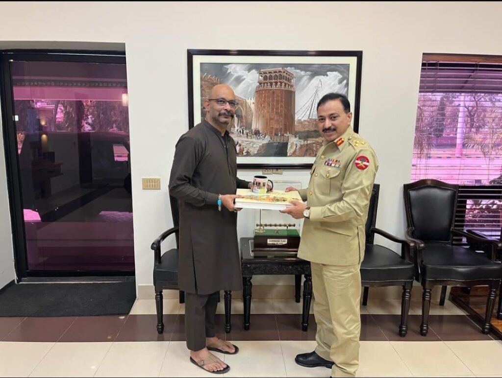 El Sr. Gazi Salahuddin John con un miembro de las fuerzas armadas en Pakistán. (ACN)