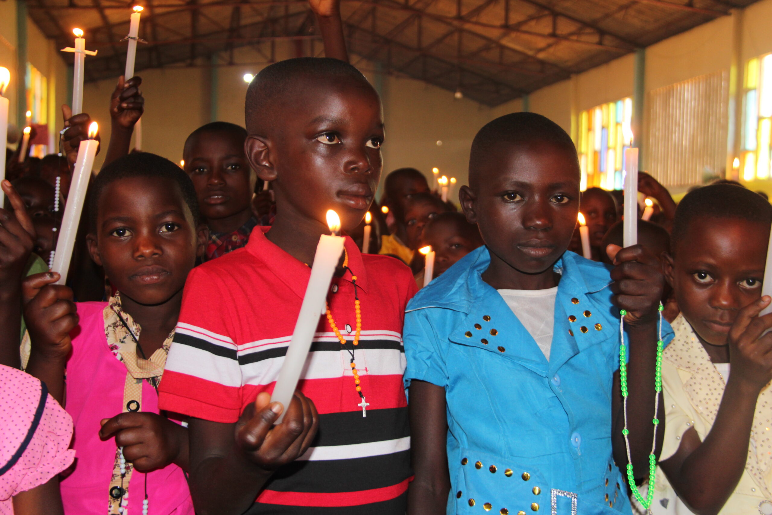 Primeras comuniones en la parroquia de Makamba, Burundi. (ACN)