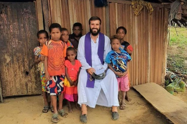 Padre Martín Prado con un grupo de niños antes de la celebración de la misa en Vanimo, Papúa Nueva Guinea. (ACN)