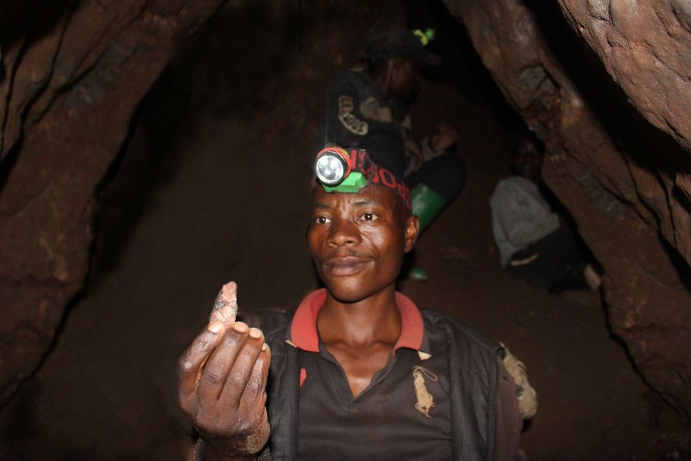 Un minero congoleño extrae coltán en una mina de estaño cerca del pueblo de Nzibira, en la República Democrática Congo. (ACN)