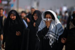 Mujeres de Irán caminan con el rostro cubierto por el velo. (Mostafa Meraji)