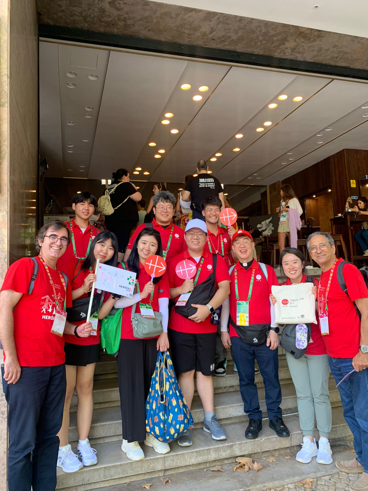 Felix Lungu, de ACN Portugal, con el equipo de Corea. (ACN)