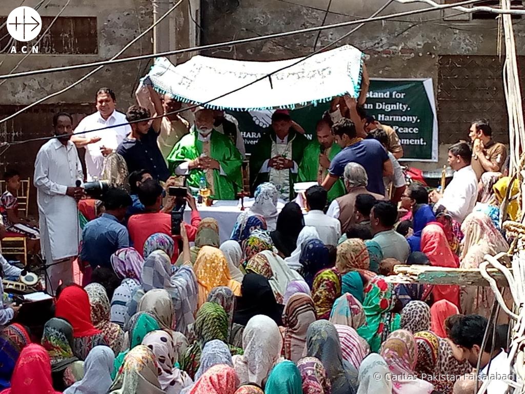 Celebración de una Misa frente a una iglesia calcinada en Pakistán (ACN)