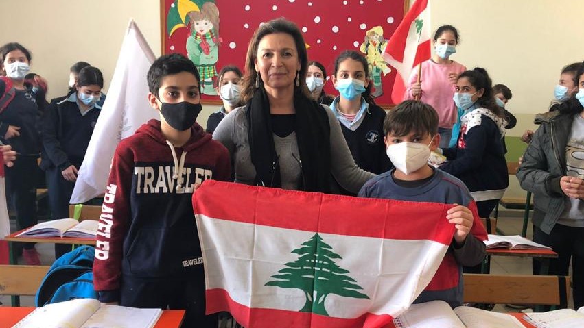 Catarina Martins, directora de ACN Portugal, visitando un colegio de Líbano. (ACN)
