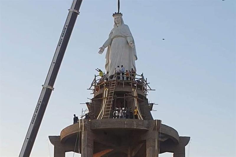 La estatua en el Monasterio de la Virgen María en Dronka.