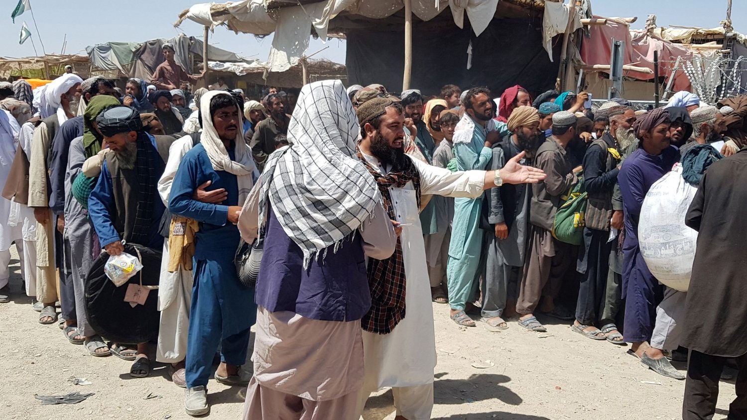 Civiles afganos huyendo hacia Pakistán. (AFP)