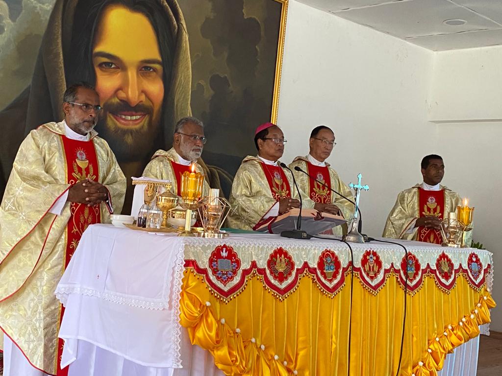 El arzobispo de Imphal, en Manipur, India, celebrando la Santa Misa. (ACN)
