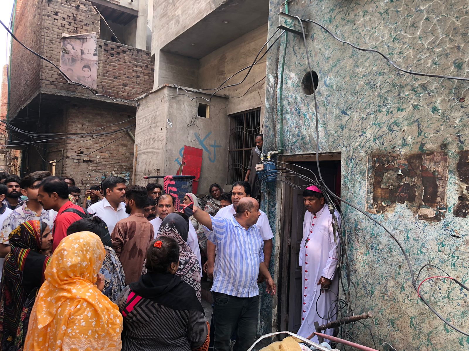 Visita del obispo de Faisalabad a la ciudad cristiana de Jarnawala después del ataque. (ACN)