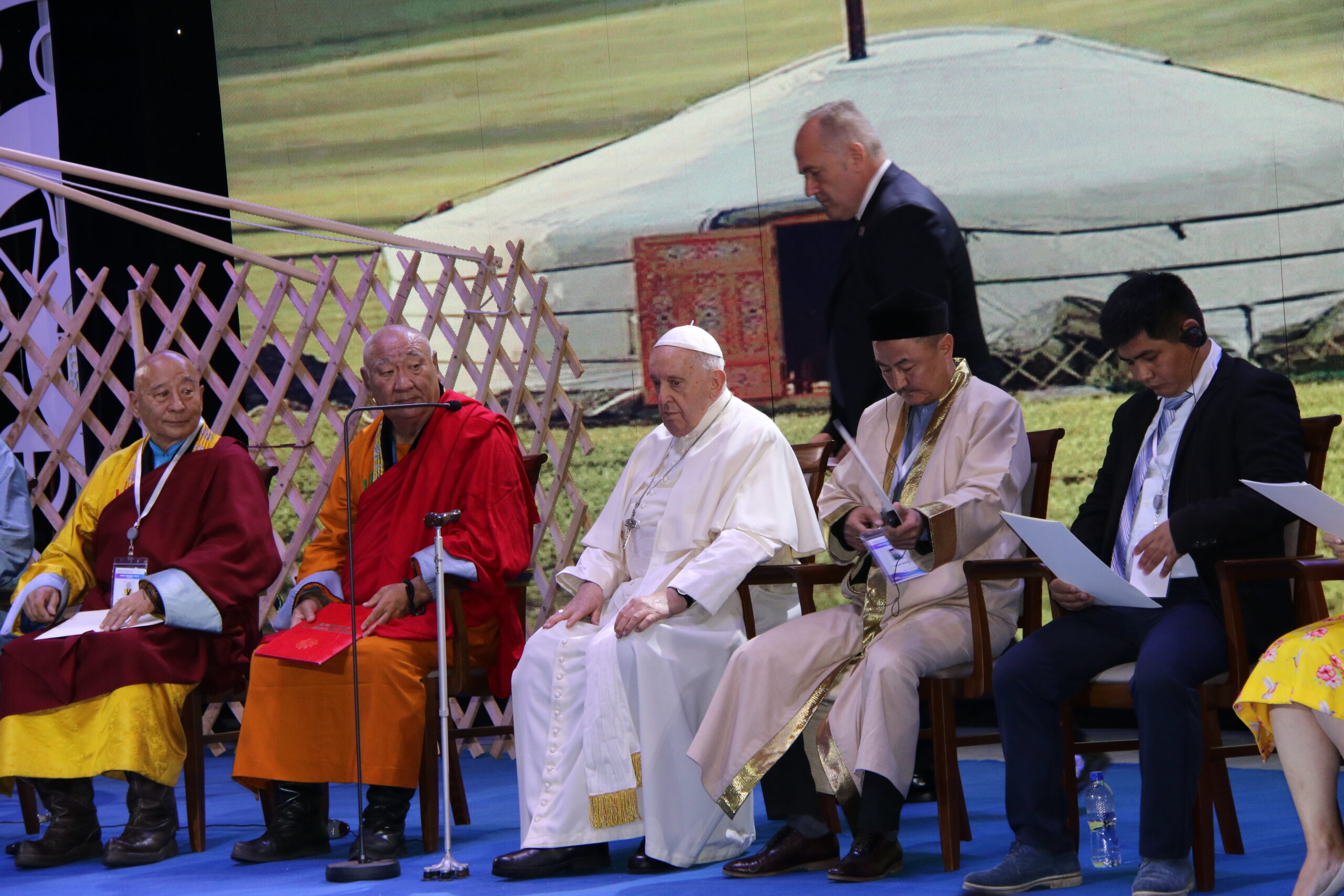 Fratelli tutti del Papa Fran cisco presente en los encuentros interreligiosos de Mongolia