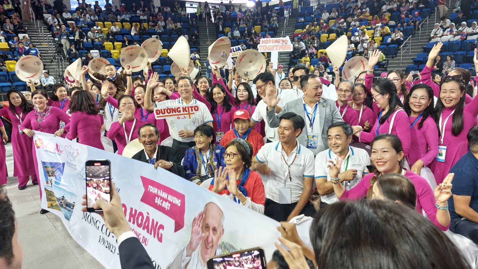 El futuro de Mongolia después del viaje del Papa Francisco. Peregrinos de Vietnam durante la santa misa en Ulán Bator. (ACN)