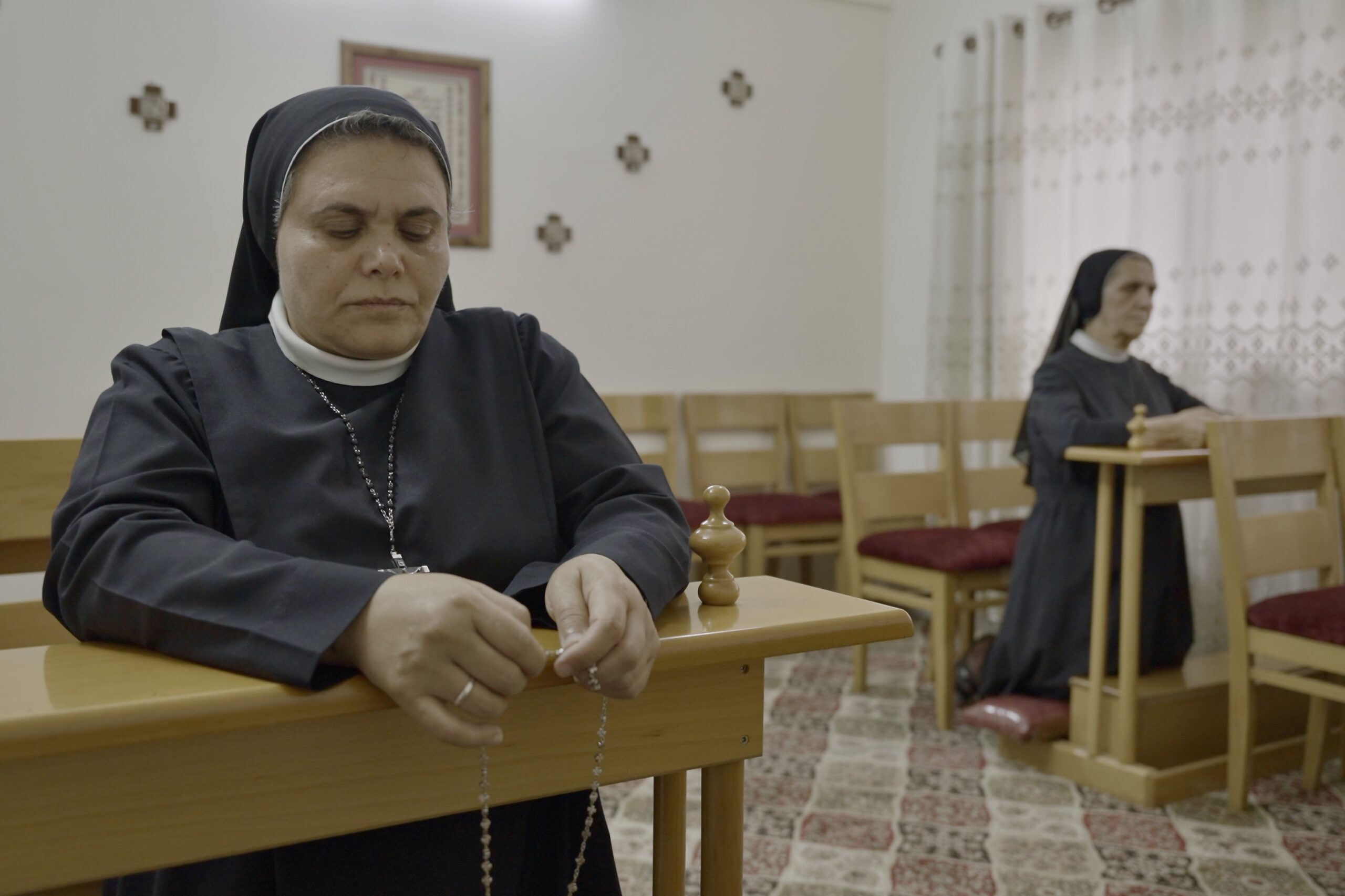 La hermana Nabila rezando el rosario en una capilla de Gaza. (ACN)