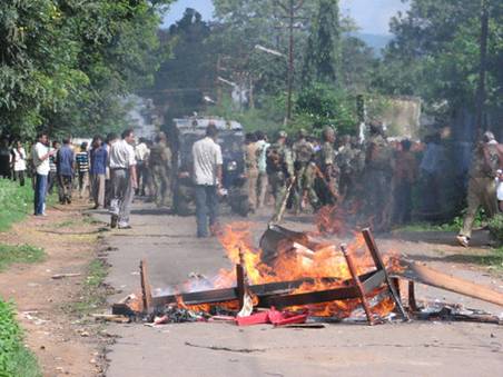 En la masacre anticristiana de Orissa quemaron coches. (ACN)