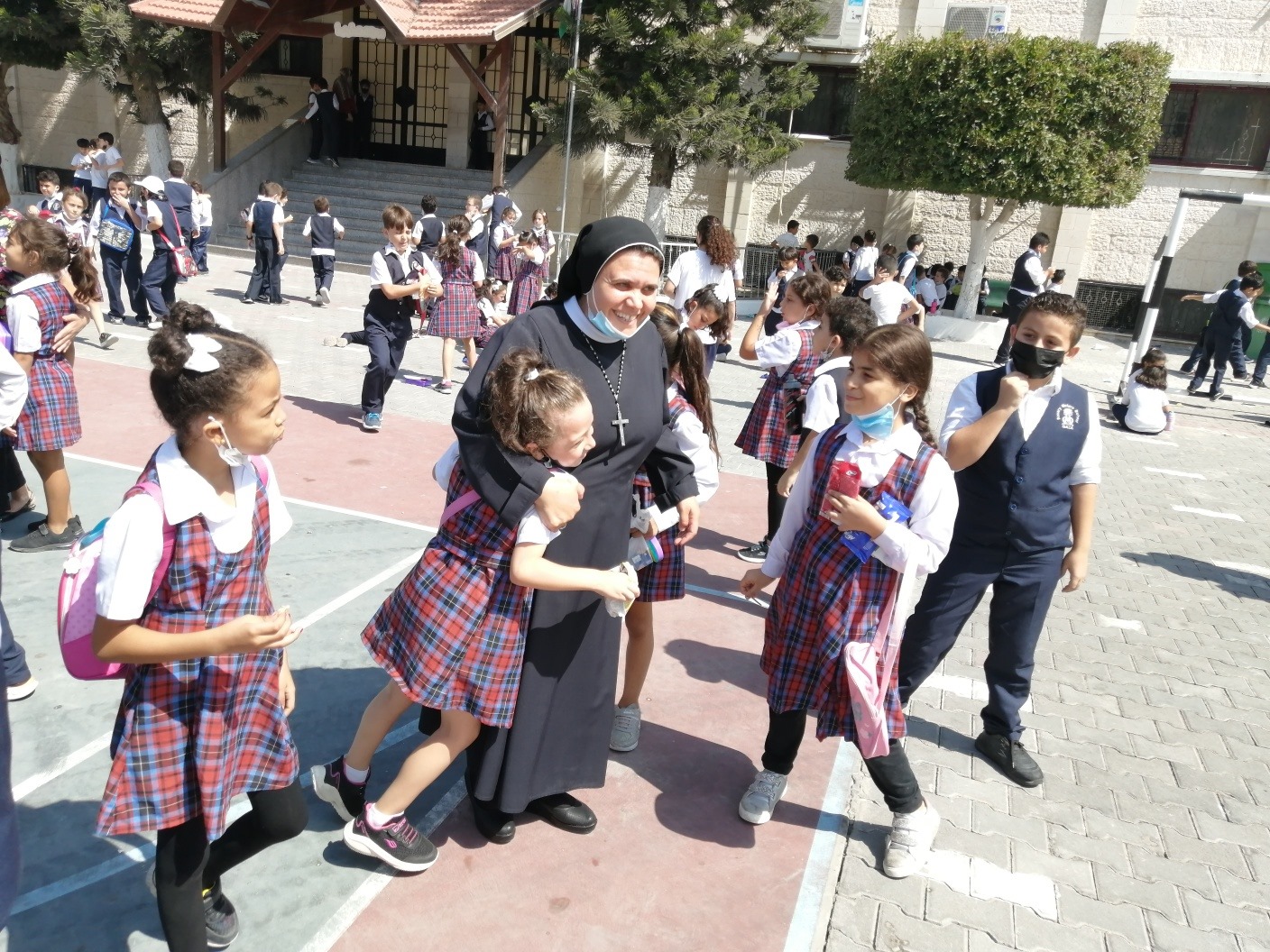 Sor Nabila con los alumnos en el patio del colegio de las Hermanas del Santo Rosario. (ACN)