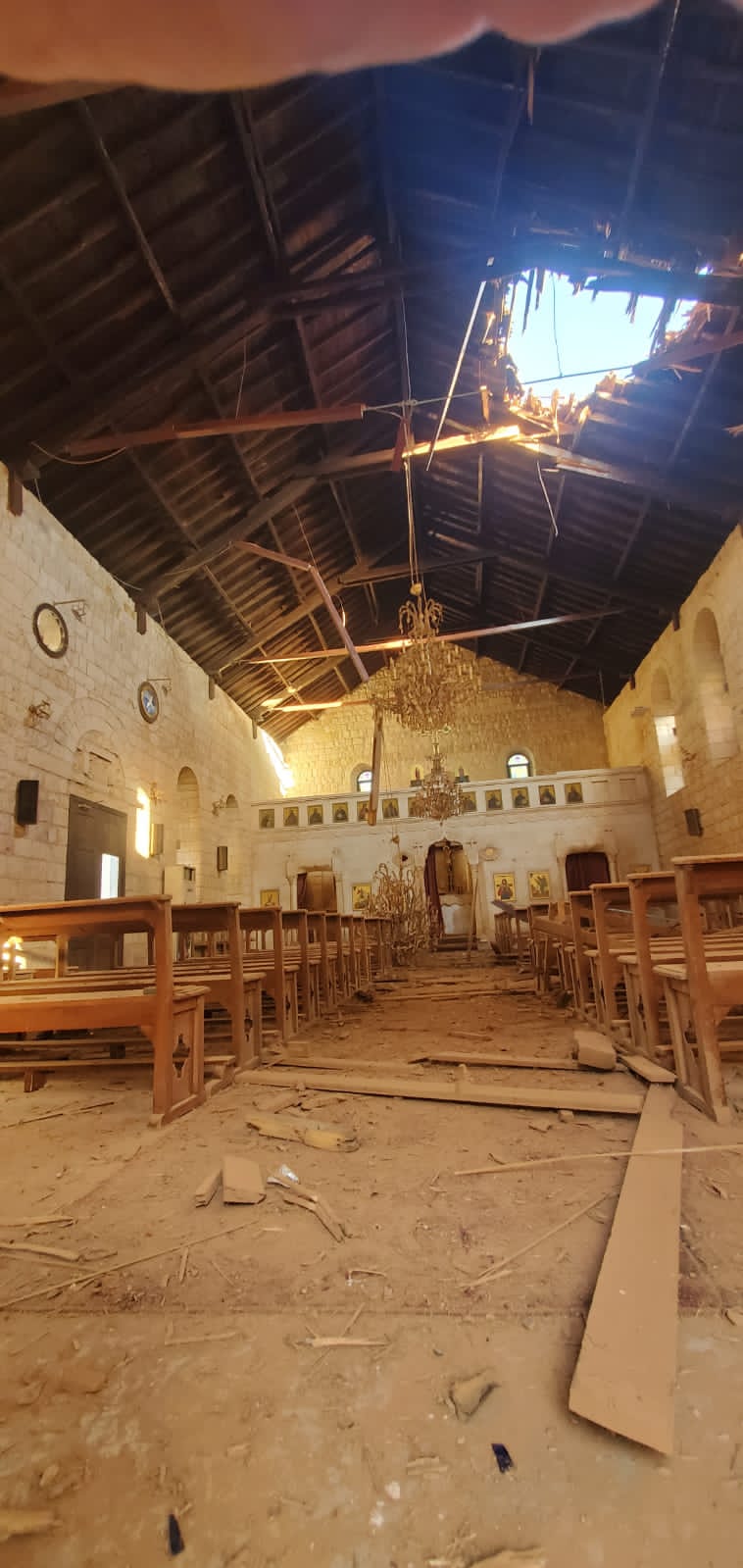 La iglesia católica melquita en Yarun dañada por una explosión en los enfrentamientos. (ACN)