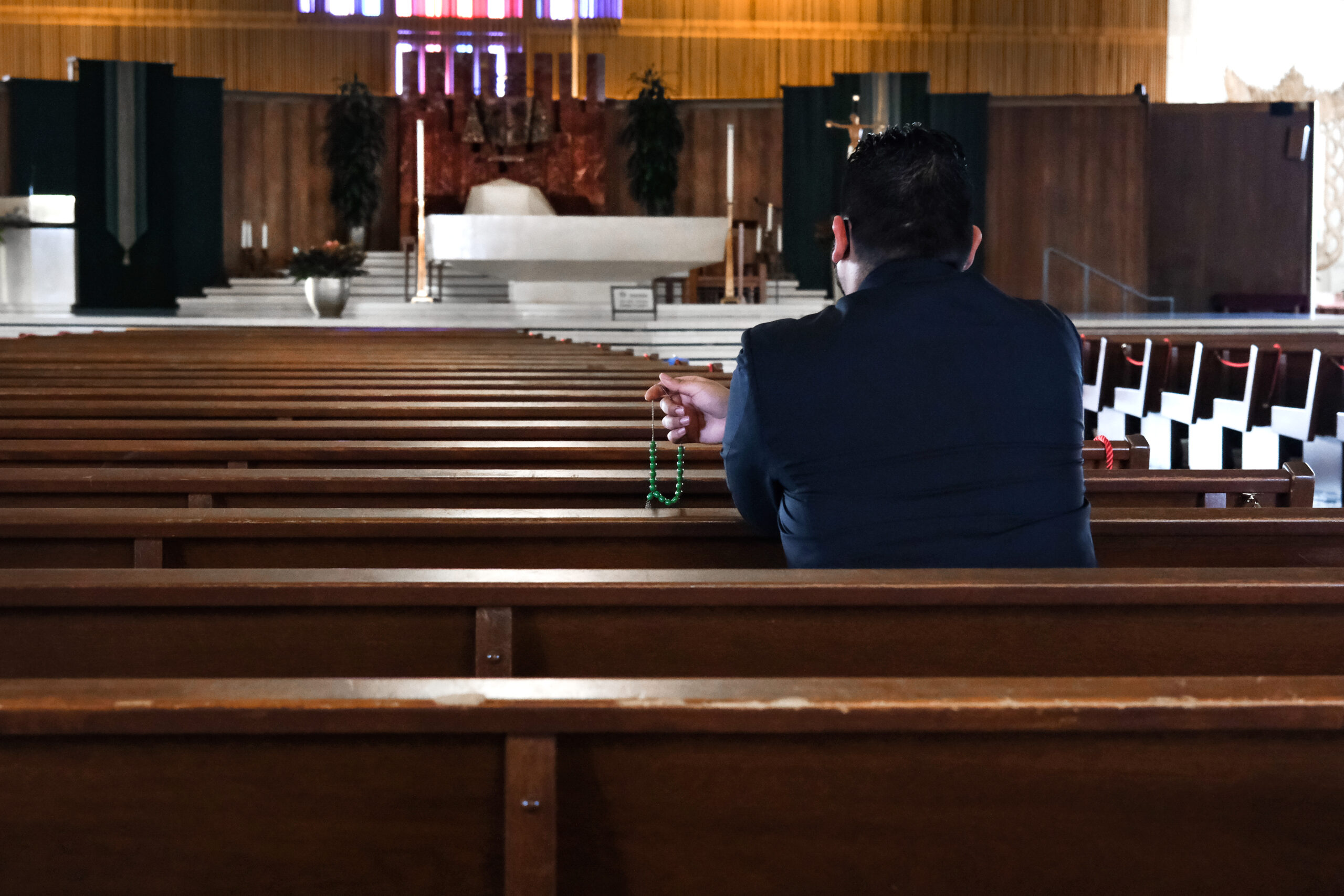 Un hombre rezando el rosario en una iglesia de San Francisco, EE.UU. (ACN)
