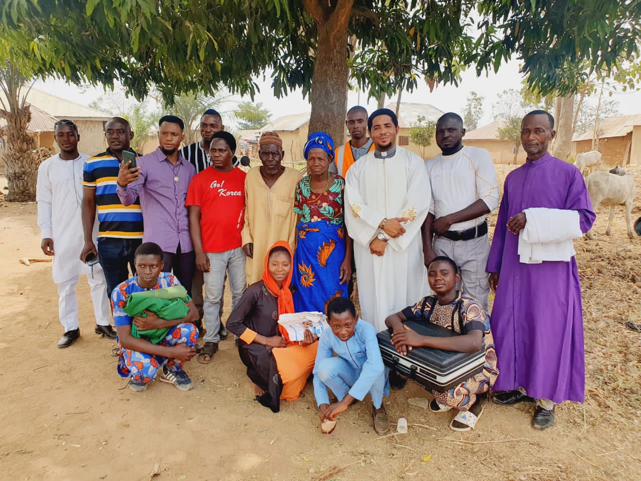 P. Thaddeus Ekene con algunos feligreses en Nigeria. (ACN)