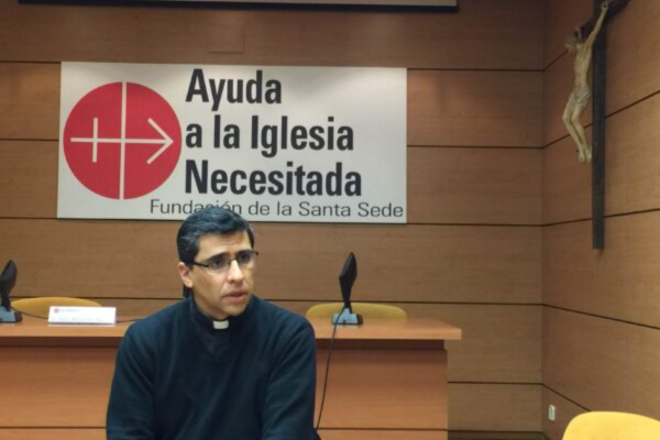 Padre Rodrigo Miranda en la oficina de ACN España