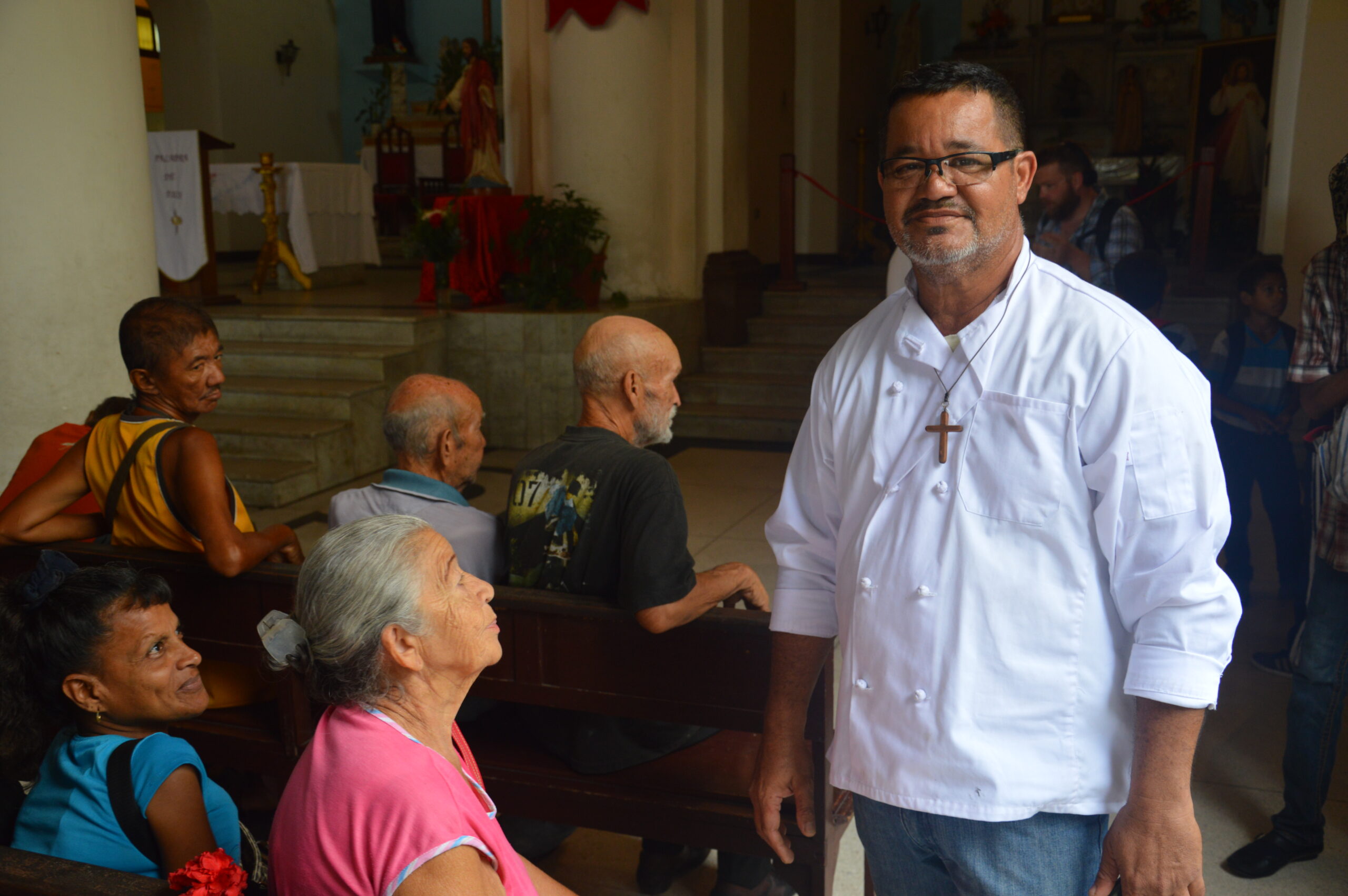 El chef Tony Pereira con personas mayores en el comedor de la Parroquia San Sebastián de Maiquetía. (ACN)