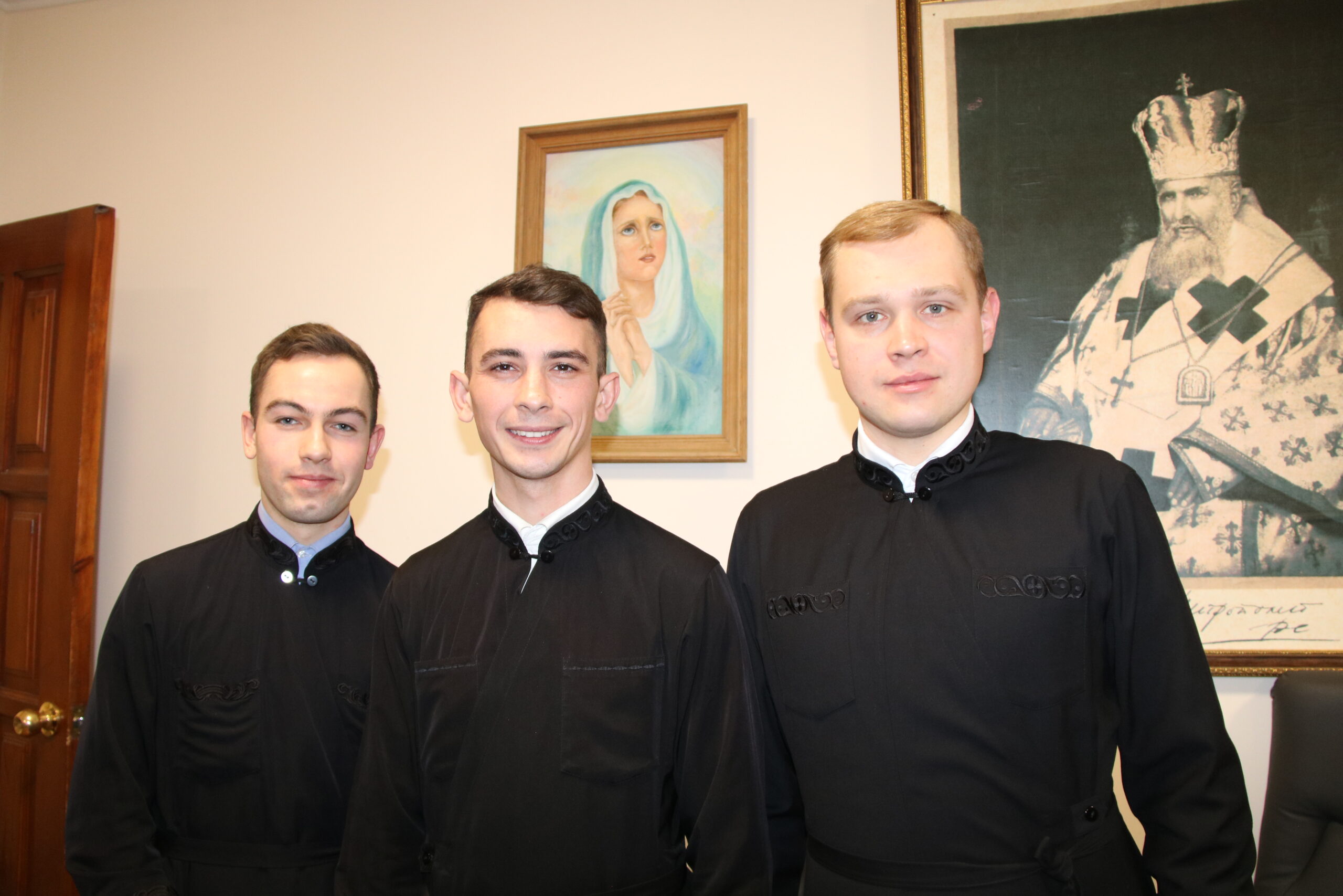 Mark, Ruslan y Vitaliy son seminaristas del Seminario Mayor de los Tres Santos Jerarcas en Knyazhychi, Kiev. (ACN)