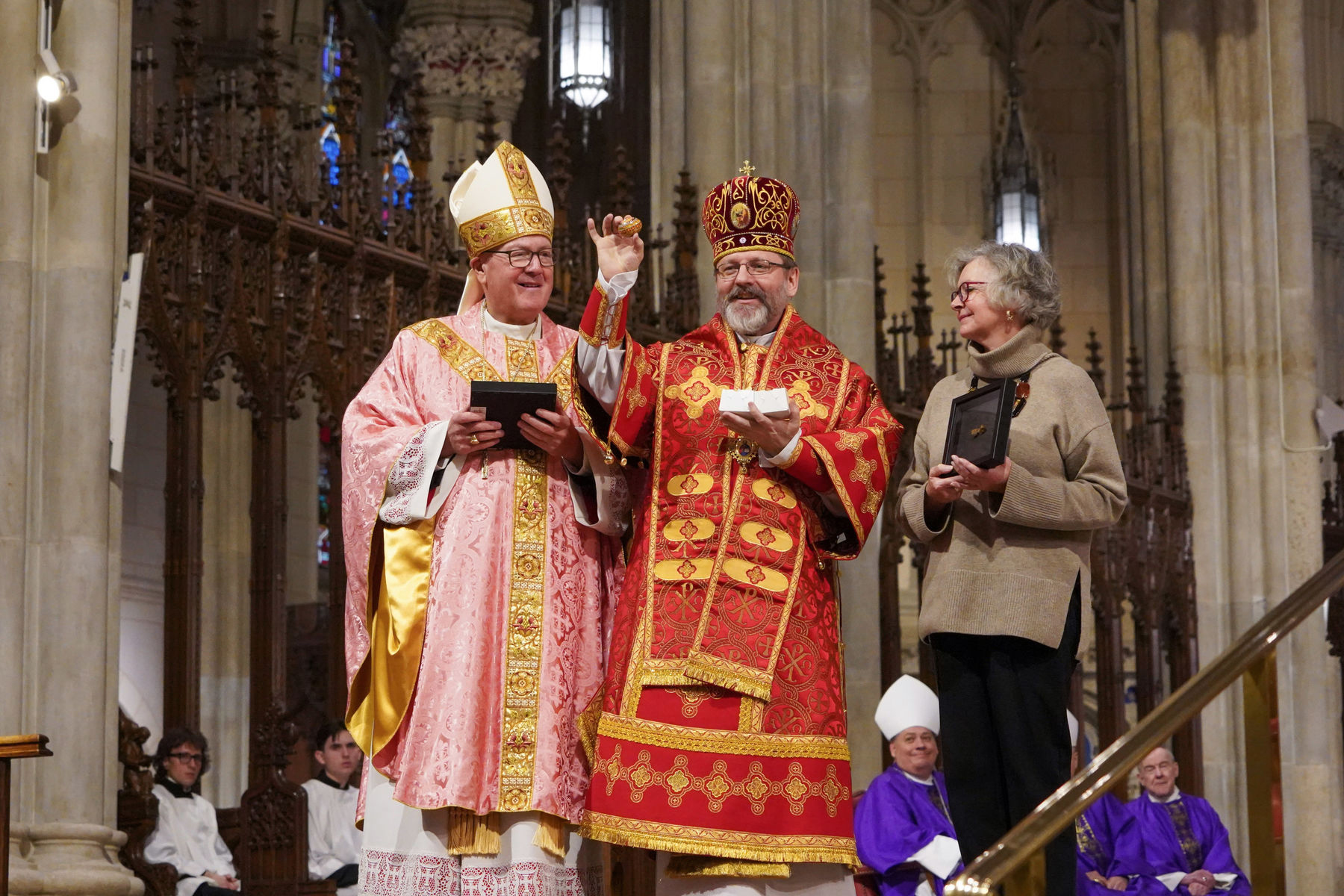 Regina Lynch y Mons. Timothy Dolan reciben obsequios de Mons. Shevchuk. (ACN)
